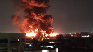 Incendio en Comas: Más de 35 unidades de bomberos responden a emergencia en fábrica de colchones