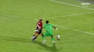 Aos 21 min do 2º tempo - gol de dentro da área de Chinchilla da Costa Rica contra o Brasil