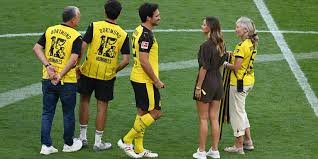 Hummels mit Freundin Nicola, Bruder Jonas und seinen Eltern im Stadion Exklusive BVB-Bilder