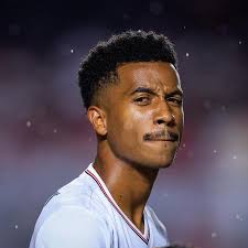 São Paulo 'barra' Fla e negocia renovação de contrato com Marcos Antônio