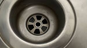 Test: Dieses Hausmittel entfernt braune Ablagerungen im Abfluss verlässlich