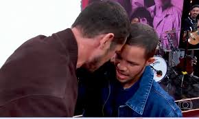 José Loreto presenteia sósia com casa própria após vídeo viralizar com semelhança entre os dois
