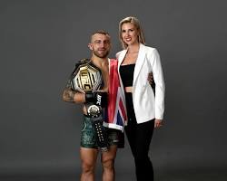 Image of Alexander Volkanovski and his wife