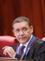 Nunes Marques assume defesa da urna em resposta aos EUA e a colegas do TSE