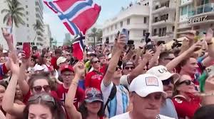 Vikingos invaden Miami a punta de remo para apoyar a su equipo