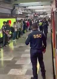 Atacan dos sujetos a tiros a chofer de diseñadora de ropa; en su huida entran al Metro y escapan