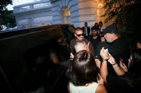 No Rio, Ricky Martin atende fãs ao deixar hotel; veja fotos