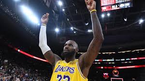 LeBron James' 10-point streak ends in the most LeBron James way possible