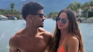 Viviane Araújo e o marido curtem passeio de barco no Dia da Mulher: ‘Com declaração’
