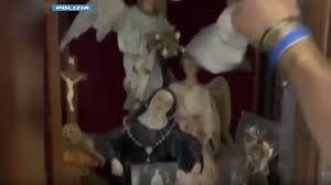 Cocaina nascosta tra le statuette religiose di un altarino, in casa con mamma e papà: arrestato 29enne