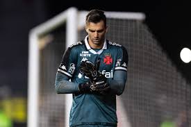 Vasco x Flamengo: Léo Jardim vai jogar? Veja situação do goleiro