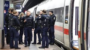 Beamte mit Maschinenpistolen: Polizei-Einsatz an ICE in Siegburg