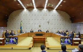 Plenário do Supremo Tribunal Federal (STF) em Brasília, com ministros sentados em semicírculo e telas exibindo imagens.