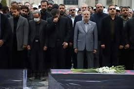 تصویر تشییع پیکر همسر و فرزند سقاب اصفهانی معاون رئیس‌جمهور در مشهد