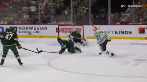 DAL@MIN: Robertson scores goal against Jesper Wallstedt
