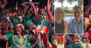 “Ze bezoeken spirituele raadgevers om hen te helpen bij de overwinning”: Vlamingen Bart (56) en Patricia (51) beleven voetbalgekte in Senegal vlak voor duel met Rode Duivels