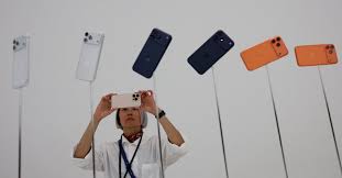 Apple holds down new iPhone prices amid threats of Trump tariffs