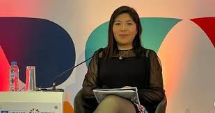 Betssy Chávez llega a México, mientras Velasco negocia con Perú reabrir las embajadas