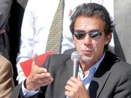 Altercation: Police, &#39;miscreants&#39; clash outside Imran&#39;s house - 537126-imrankhanPhotoinp-1366261535-208-640x480