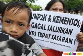 Para kaum ibu juga membawa anak-anak mereka saat demo di depan Kantor Wapres ... - puluhan-ibu-rt-demo-di-kantor-wapres-003-debby