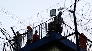 Guatemala intenta retomar el control de tres prisiones tras motines y toma de al menos 46 rehenes