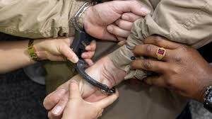 Tilburger (17) mishandelt agent tijdens Koningsnacht