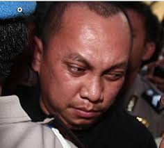 Gayus Halomoan Tambunan, belakangan ini namanya santer disebut sebagai makelar kasus pajak yang ditangani tidak sesuai aturan alias penuh rekayasa. - gayus-tambunan-dicokok-polisi-di-singapura