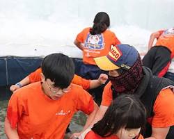 산천어 맨손잡기 이미지