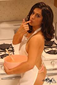 Résultat de recherche d'images pour "photos de femmes cuisinières"