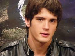 His full name is Yon Gonzalez Luna. - 33f55ag