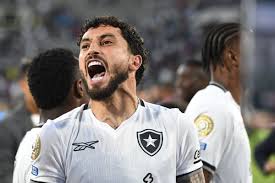 Alex Telles festeja apuramento do Botafogo: «Para quem ia conhecer o Mickey…»