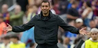 Van Bronckhorst no pone techo al Barça de Flick: "Pueden ganar esta Champions League"