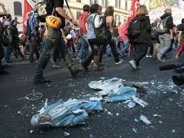 Résultat de recherche d'images pour "pope would you kiss the feet of rape victims"