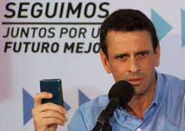 02RUEDA DE PRENSA HCR Y HENRY FALCON 08_01_13_GS [Capriles, Constitución en mano, habla sobre el 10E (Foto)]. enero 8, 2013 3:45 pm Publicado en: - 02RUEDA-DE-PRENSA-HCR-Y-HENRY-FALCON-08_01_13_GS