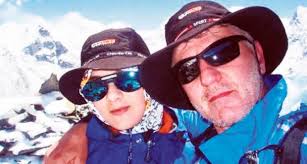 Nikola Jovović iz Kragujevca se u svojoj šesnaestoj godini (2010.) zajedno sa svojim ocem popeo na vrh Čukung Ri, visok 5.560m. Do tada se Nikola peo samo ... - nikola-jovovic