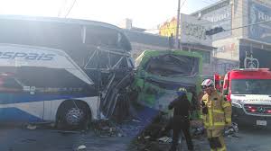 Choque entre camión y autobús deja lesionados en Monterrey