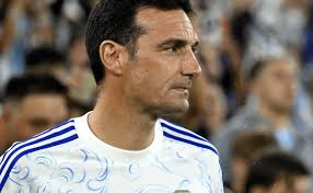 Mientras un titular de Scaloni espera el debut mundialista, su club busca un heredero