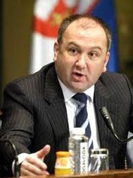 Predsednik Ekonomskog saveta DSS-a Nenad Popović smatra da bi vlada trebalo da formira interventni fond od dve do četiri milijarde evra, koje bi se direktno ... - 8460_nenad-popovic-v1