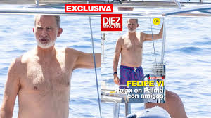 El rey Felipe VI disfruta de una escapada con amigos en Palma: a bordo de un velero y celebrando con champán la recuperación de Jaime Anglada