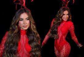 Nicole Bahls aposta em macacão transparente para última noite de folia