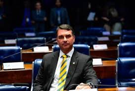 Blitz do STF sobre Jair Bolsonaro na prisão ajuda Flávio nas pesquisas, diz Quaest