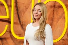 Escándalo por una escena de Sydney Sweeney en 'Euphoria': vestida de bebé y en actitud provocativa