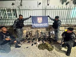 Perseguição com troca de tiros termina com policial e criminosos mortos no Rio