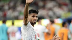 "Des images fausses créées à l'aide de l'IA" : la Fédération iranienne de foot défend son joueur Mohammad Mohebi, accusé d'avoir arraché une affiche de Mahsa Amini