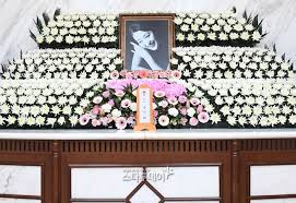 ‘Grand Dame of Korean Theater’ Yun Seok-hwa Passes Away... Visitors Pay Tribute at Memorial “Will Remember Forever”