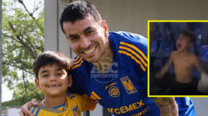 Davidcito conoce a jugadores de Tigres tras hacerse viral en partido ante Cincinnati