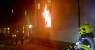 Wohnungsbrand in Mehrparteienhaus in Steyr – Mehrere Verletzte gerettet