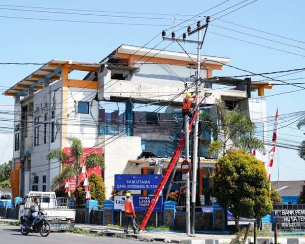 Indonesia quake kills 53, injures over 130; thousands evacuate as nearly 1,000 aftershocks hamper rescue efforts