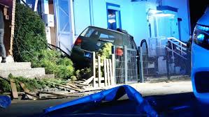 Über Verkehrsinsel und Gehweg: Auto mit vier Insassen kracht in Bielefelder Vorgarten