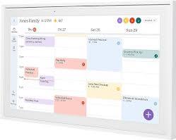 Изображение: family using a shared digital calendar with AI scheduling features